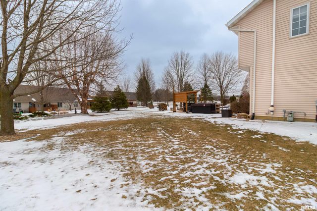 200 DOGWOOD Lane, Pekin, IL 61554