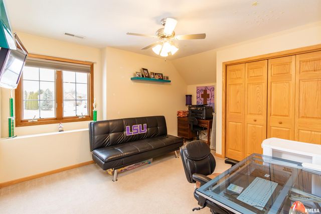 200 DOGWOOD Lane, Pekin, IL 61554