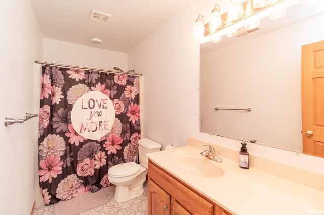 200 DOGWOOD Lane, Pekin, IL 61554