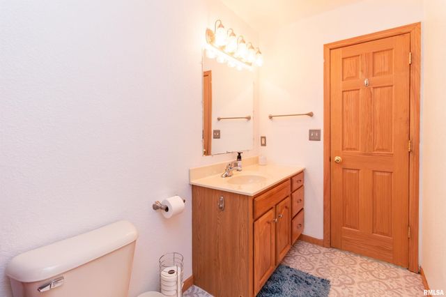 200 DOGWOOD Lane, Pekin, IL 61554