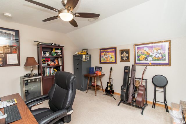 200 DOGWOOD Lane, Pekin, IL 61554