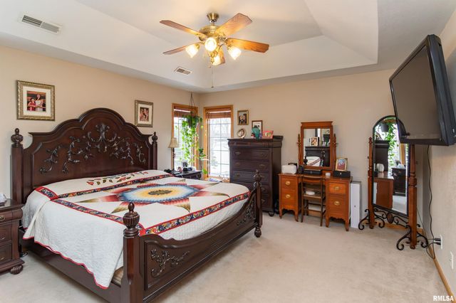 200 DOGWOOD Lane, Pekin, IL 61554