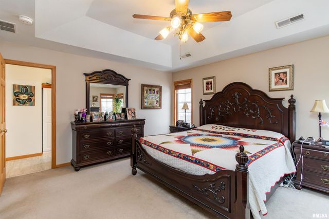 200 DOGWOOD Lane, Pekin, IL 61554