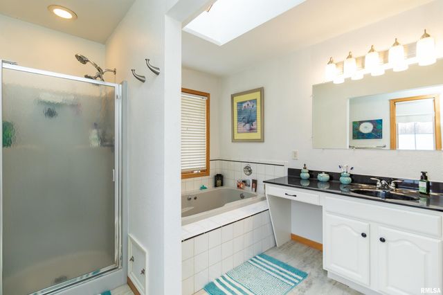 200 DOGWOOD Lane, Pekin, IL 61554