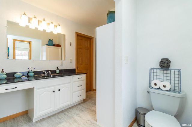 200 DOGWOOD Lane, Pekin, IL 61554