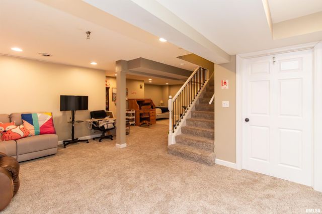 200 DOGWOOD Lane, Pekin, IL 61554