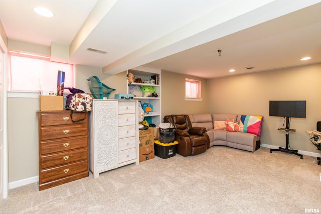 200 DOGWOOD Lane, Pekin, IL 61554