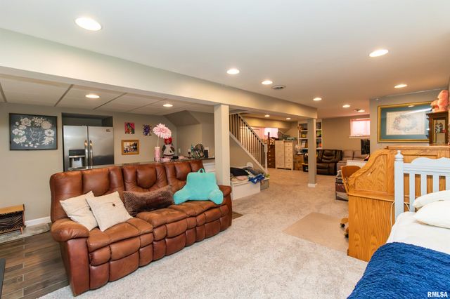 200 DOGWOOD Lane, Pekin, IL 61554