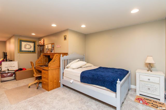 200 DOGWOOD Lane, Pekin, IL 61554