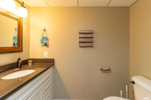 200 DOGWOOD Lane, Pekin, IL 61554