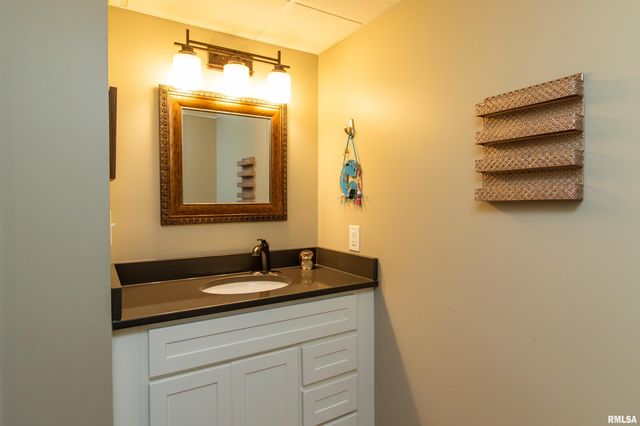 200 DOGWOOD Lane, Pekin, IL 61554