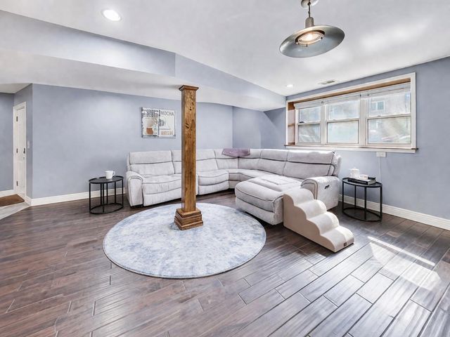 2314 W Farwell Avenue GW, Chicago, IL 60645