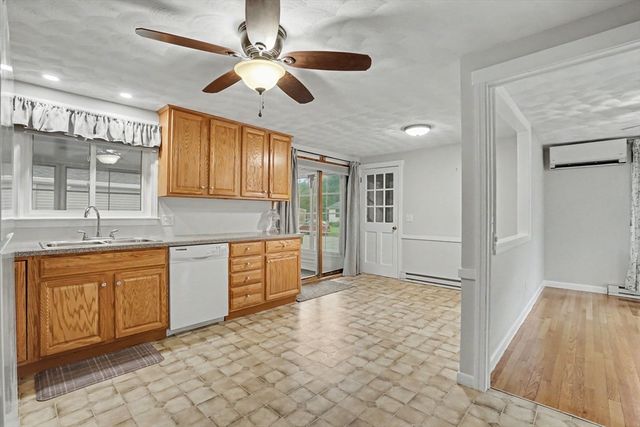 35 Park Forest Rd, Springfield, MA 01118