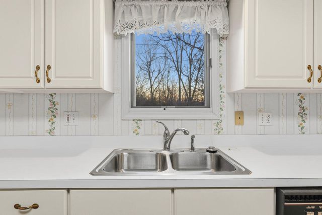 8040 Pepperwood Drive, Grand Blanc, MI 48439