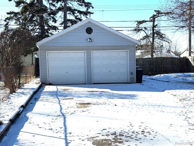 22700 SOCIA Street, St. Clair Shores, MI 48082