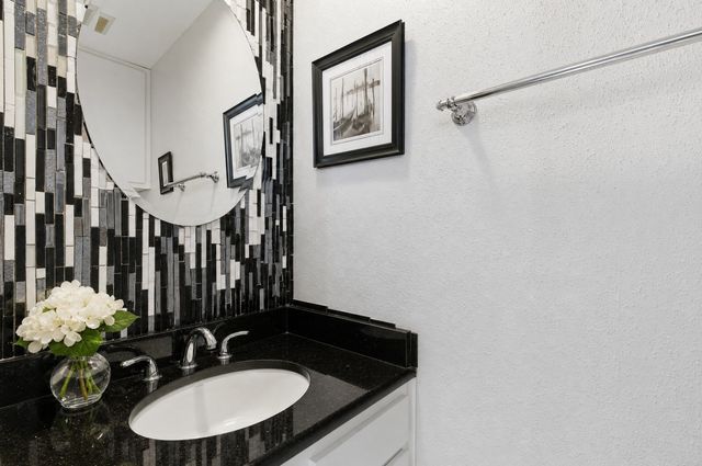 618 Castlewood Lane, Arlington, TX 76012