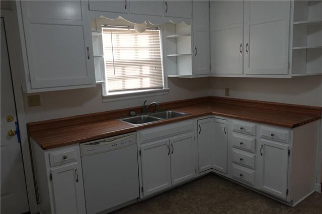 4429 N Oak Trafficway, Kansas City, MO 64116