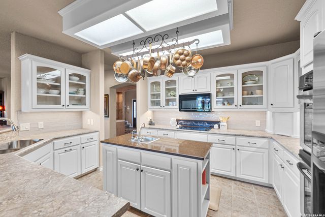 560 Winding Vw, New Braunfels, TX 78132