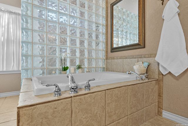 560 Winding Vw, New Braunfels, TX 78132