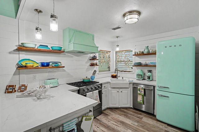 531 Pompano Street, Bayou Vista, TX 77563