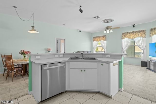 2429 Everest PKWY, Cape Coral, FL 33904