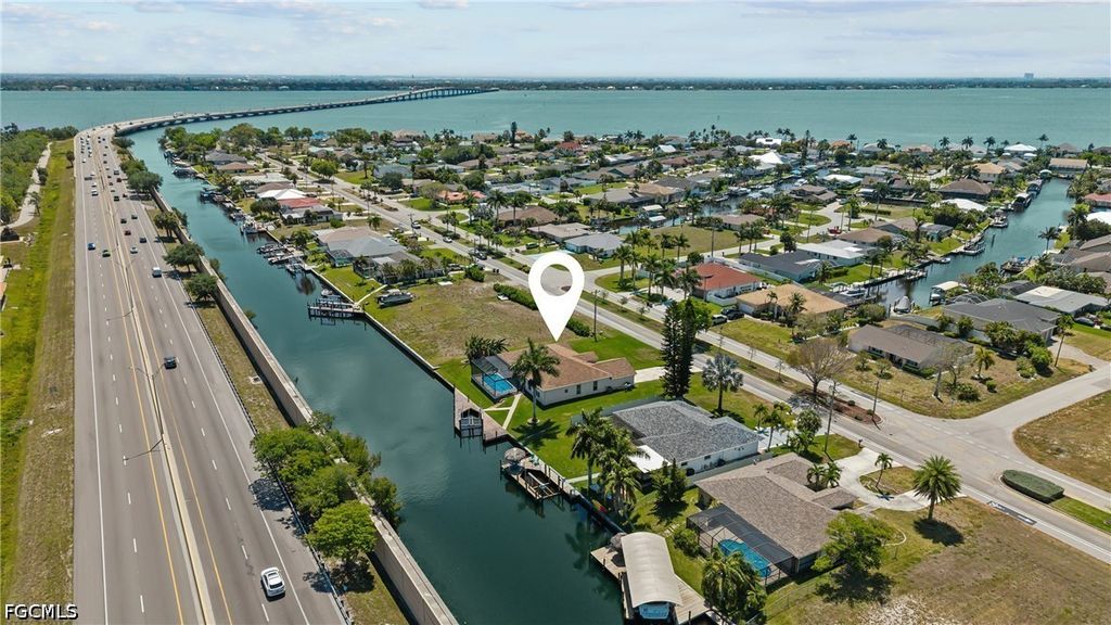 2429 Everest PKWY, Cape Coral, FL 33904
