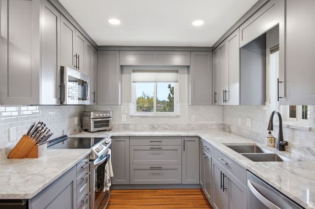 102 E OAKRIDGE DR, Bountiful, UT 84010