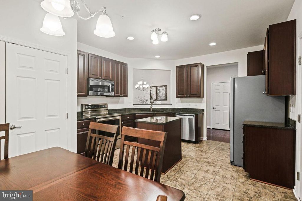 Image 10 of property listing at 8556 DINA LN #41, Ellicott City, MD 21043