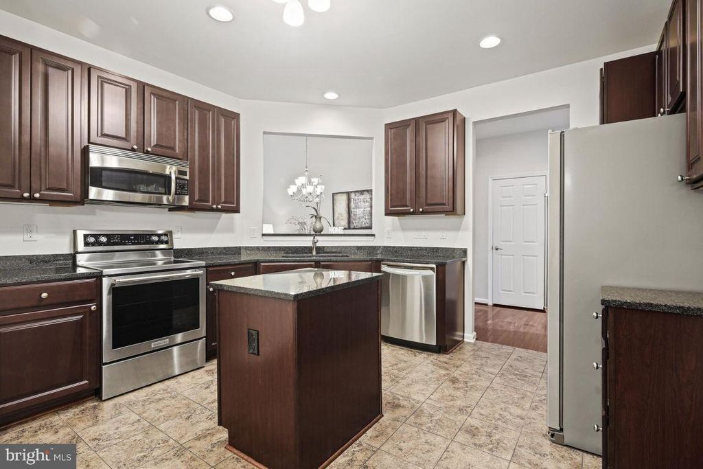 Image 11 of property listing at 8556 DINA LN #41, Ellicott City, MD 21043