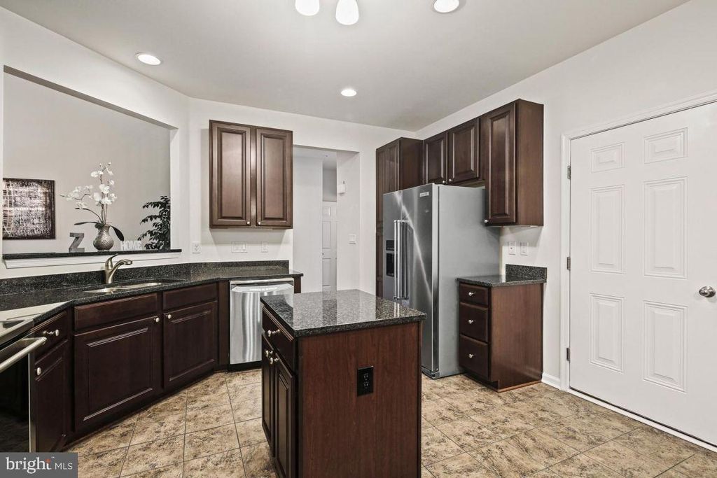 Image 12 of property listing at 8556 DINA LN #41, Ellicott City, MD 21043