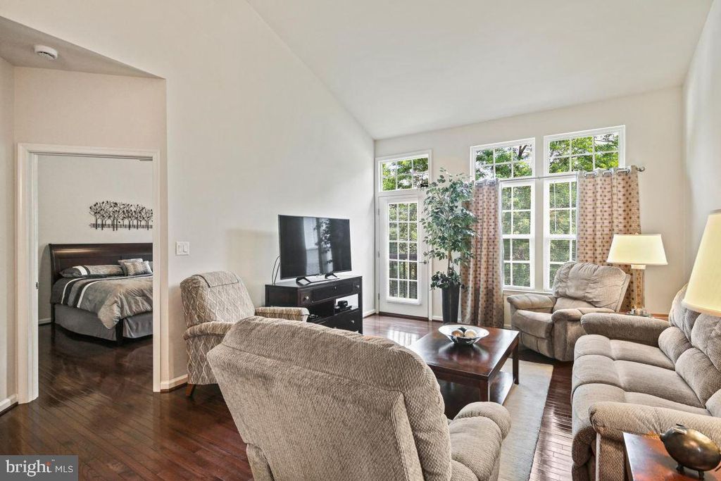 Image 6 of property listing at 8556 DINA LN #41, Ellicott City, MD 21043