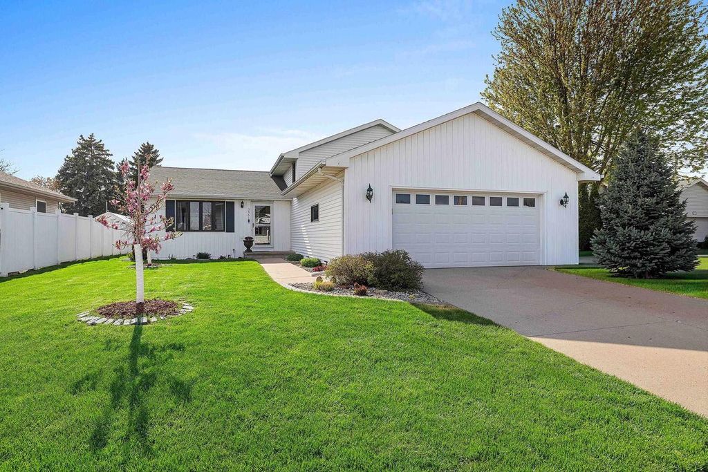 3861 COBBLESTONE COURT, Oshkosh, WI 54901