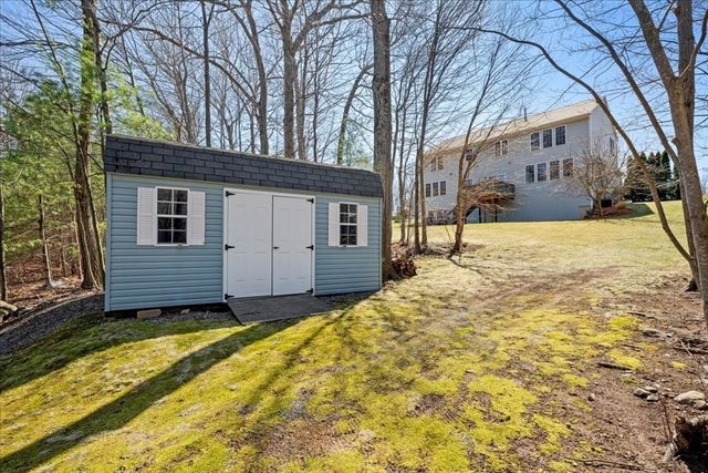 16 Blackstone Ln, Grafton, MA 01560