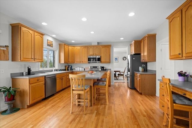 16 Blackstone Ln, Grafton, MA 01560
