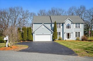 16 Blackstone Ln, Grafton, MA 01560