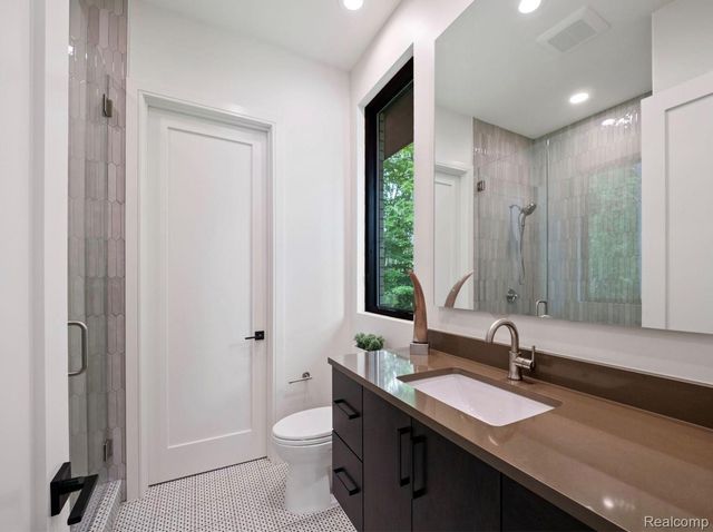 6121 Golfview Drive, Bloomfield Hills, MI 48301