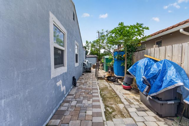 946 Mcintosh Street, West Palm Beach, FL 33405