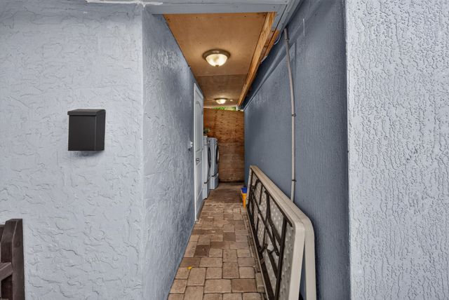 946 Mcintosh Street, West Palm Beach, FL 33405