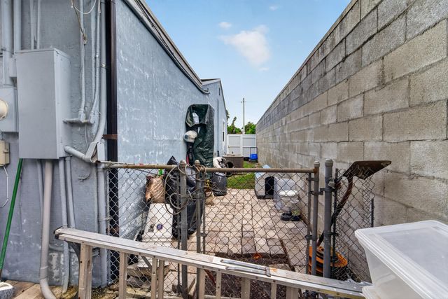 946 Mcintosh Street, West Palm Beach, FL 33405