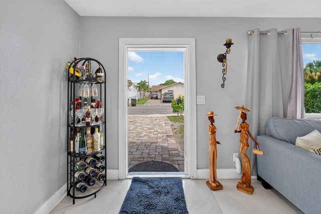 946 Mcintosh Street, West Palm Beach, FL 33405