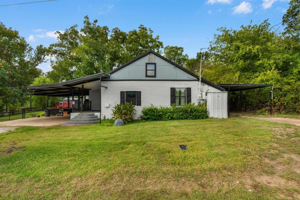 702 Monticello Drive, Springtown, TX 76082 — exterior