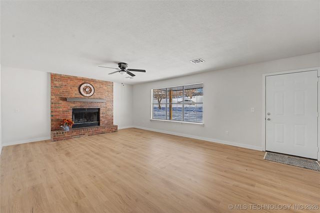 920 N Woodview Drive, Skiatook, OK 74070