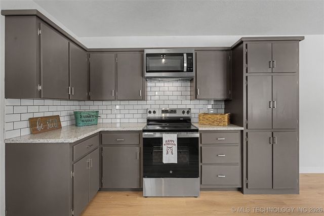 920 N Woodview Drive, Skiatook, OK 74070