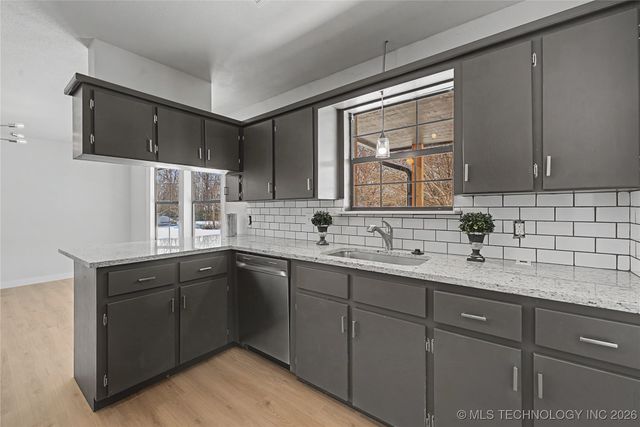 920 N Woodview Drive, Skiatook, OK 74070