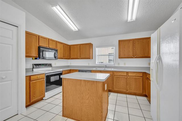 4936 SAWGRASS LAKE CIRCLE, Leesburg, FL 34748