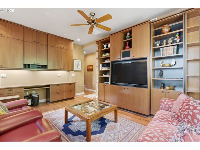 131 FURNACE St 18, Lake Oswego, OR 97034