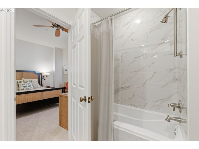 131 FURNACE St 18, Lake Oswego, OR 97034