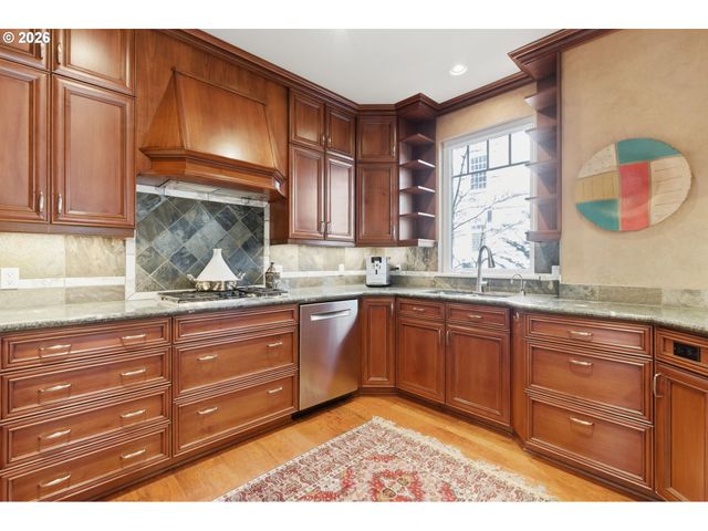 131 FURNACE St 18, Lake Oswego, OR 97034