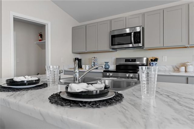 2266 Rock Creek Drive, Tonganoxie, KS 66086