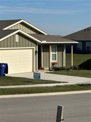 2266 Rock Creek Drive, Tonganoxie, KS 66086